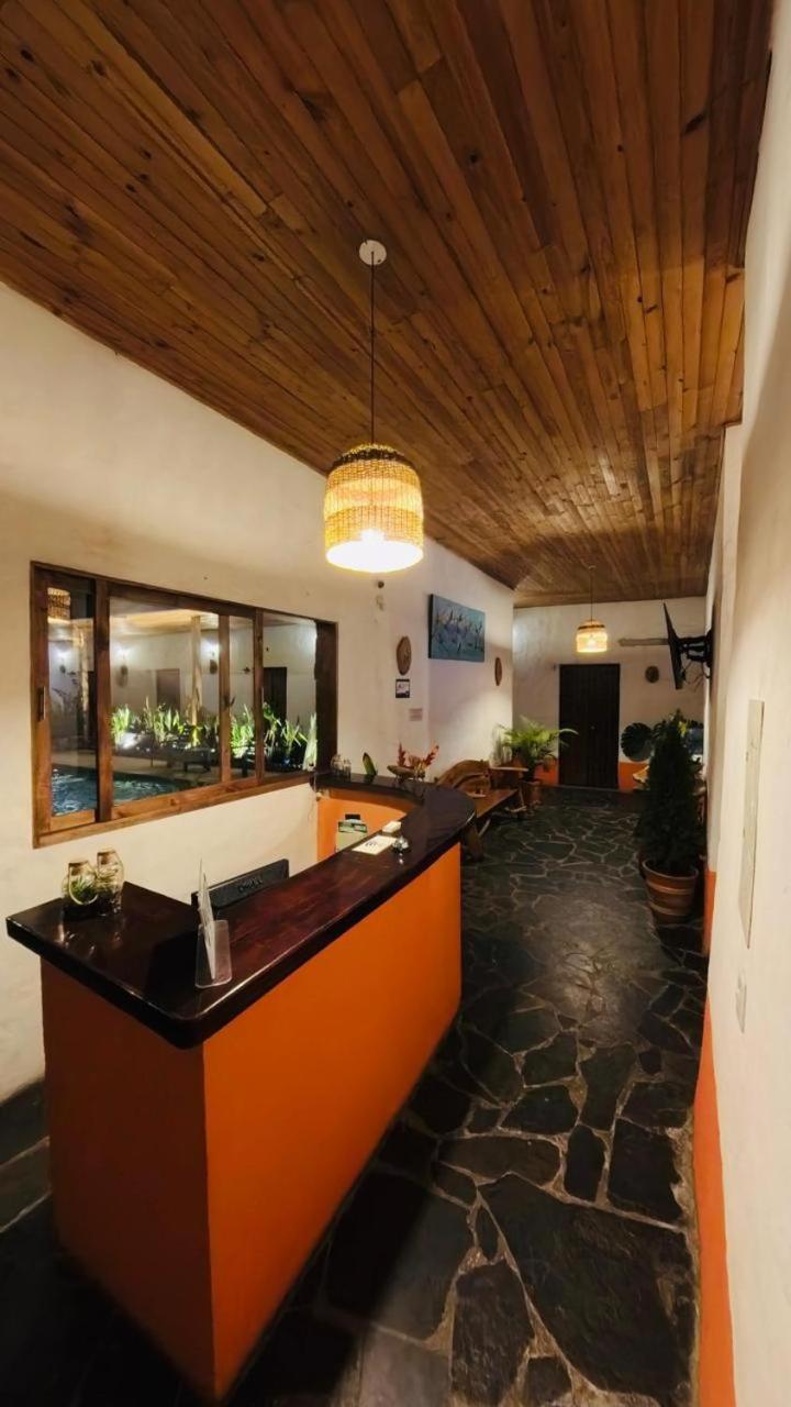 Hotel Alcazar Real Utica Bagian luar foto